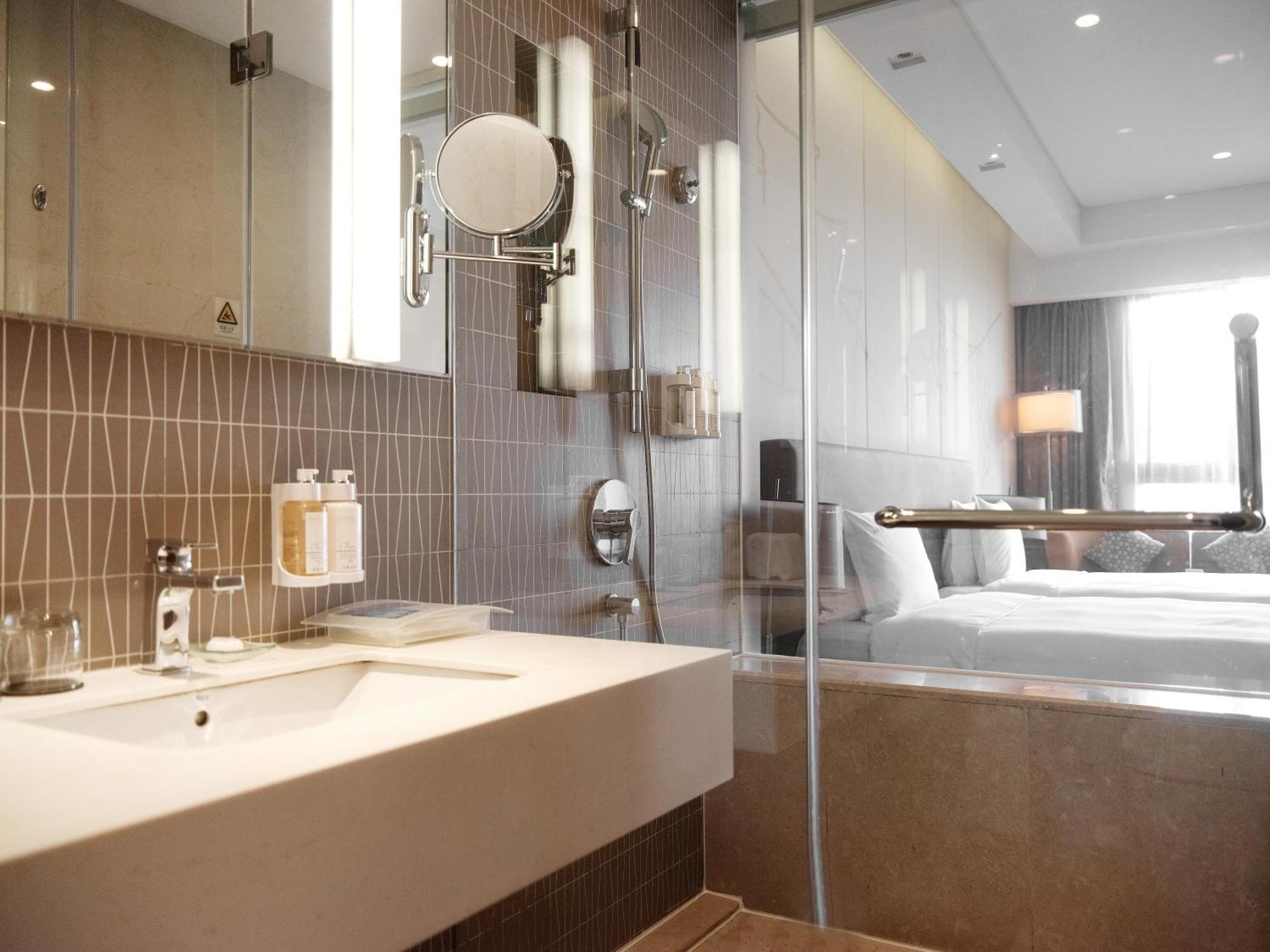Hotel Hongqiao By Ihg 5*